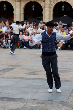 Bask halk dansı gösterisi