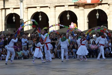 Bask halk dansı gösterisi