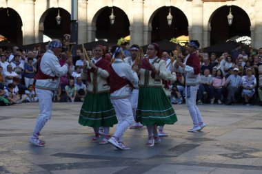 Bask halk dansı gösterisi