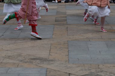 Bir gösteri sırasında Bask halk dansçıları
