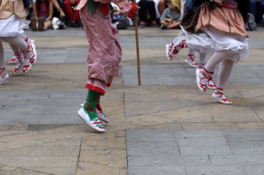 Bir gösteri sırasında Bask halk dansçıları