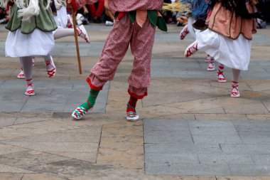 Bir gösteri sırasında Bask halk dansçıları