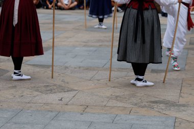 Bir gösteri sırasında Bask halk dansçıları
