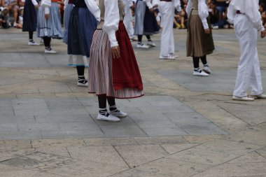 Bir gösteri sırasında Bask halk dansçıları