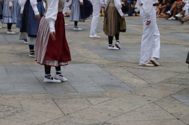 Bir gösteri sırasında Bask halk dansçıları