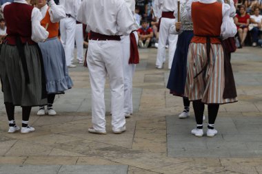 Bir gösteri sırasında Bask halk dansçıları