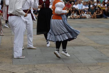 Bir gösteri sırasında Bask halk dansçıları