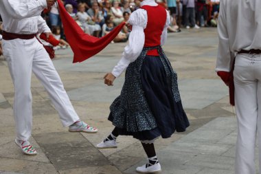Bir gösteri sırasında Bask halk dansçıları