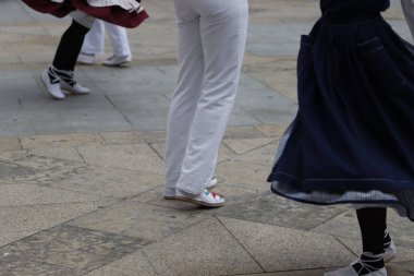 Bir gösteri sırasında Bask halk dansçıları
