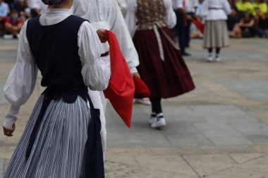 Bir gösteri sırasında Bask halk dansçıları
