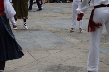 Bir gösteri sırasında Bask halk dansçıları