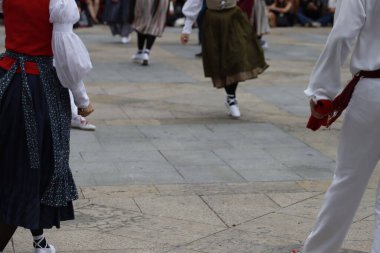 Bir gösteri sırasında Bask halk dansçıları