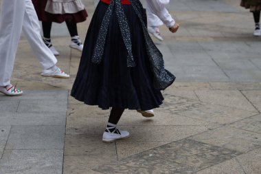 Bir gösteri sırasında Bask halk dansçıları