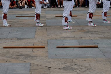 Bir gösteri sırasında Bask halk dansçıları