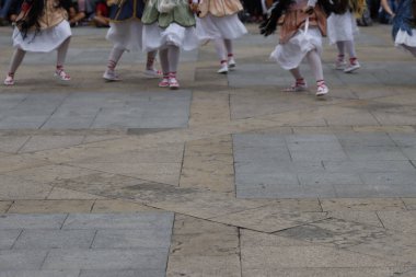 Bir gösteri sırasında Bask halk dansçıları