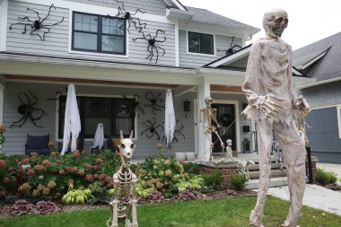 Bir banliyö evinin Cadılar Bayramı süslemeleri