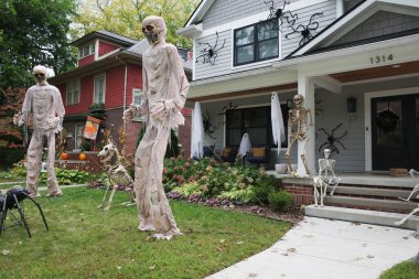 Bir banliyö evinin Cadılar Bayramı süslemeleri