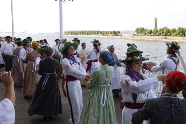 Sokakta Bask halk dansı gösterisi