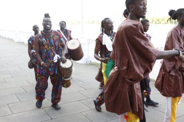 Bir festival sırasında Kenyalı müzisyenler