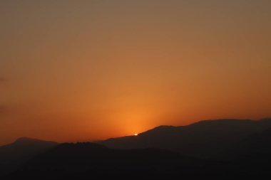 Bilbao 'nun etrafındaki dağların üzerinde gün batımı