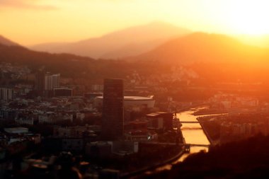 Bilbao 'nun etrafındaki dağların üzerinde gün batımı