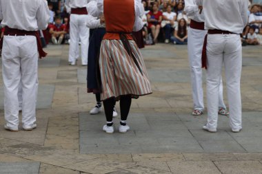 Bir gösteri sırasında Bask halk dansçıları