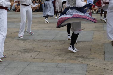 Bir gösteri sırasında Bask halk dansçıları