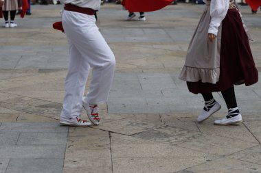 Bir gösteri sırasında Bask halk dansçıları