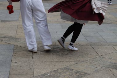 Bir gösteri sırasında Bask halk dansçıları