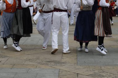 Bir gösteri sırasında Bask halk dansçıları