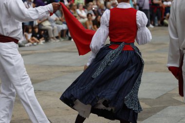 Bir gösteri sırasında Bask halk dansçıları