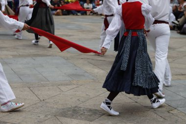 Bir gösteri sırasında Bask halk dansçıları