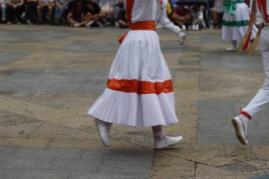 Bir gösteri sırasında Bask halk dansçıları