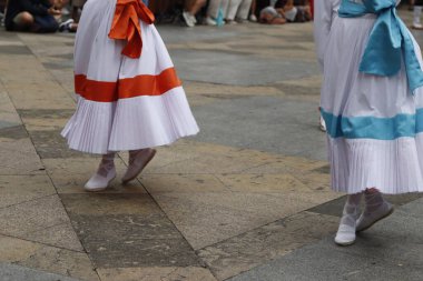 Bir gösteri sırasında Bask halk dansçıları