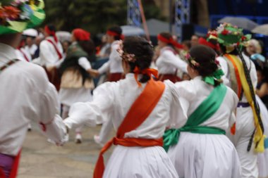 Bir gösteri sırasında Bask halk dansçıları