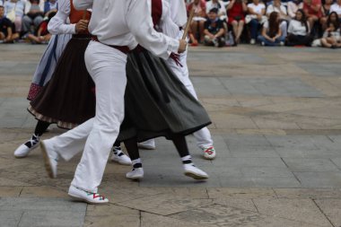 Bir gösteri sırasında Bask halk dansçıları