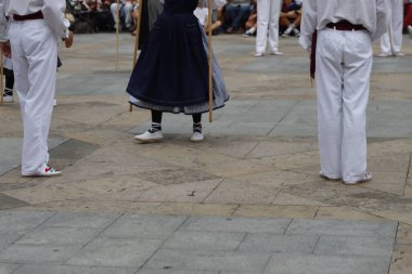 Bir gösteri sırasında Bask halk dansçıları