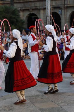 Bir gösteri sırasında Bask halk dansçıları
