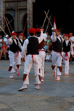 Bir gösteri sırasında Bask halk dansçıları
