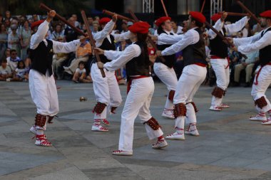 Bir gösteri sırasında Bask halk dansçıları