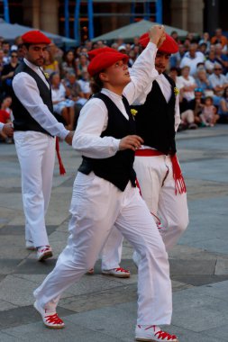 Bir gösteri sırasında Bask halk dansçıları