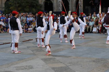 Bir gösteri sırasında Bask halk dansçıları