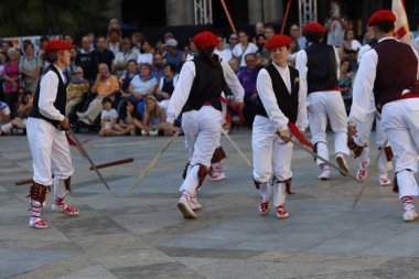 Bir gösteri sırasında Bask halk dansçıları