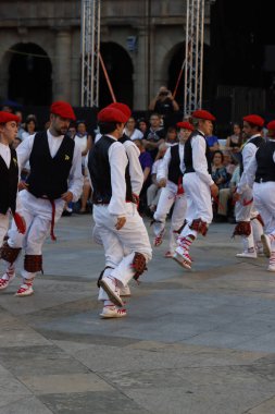 Bir gösteri sırasında Bask halk dansçıları