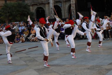 Bir gösteri sırasında Bask halk dansçıları