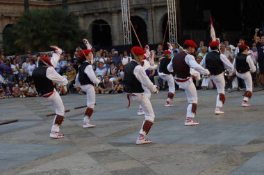 Bir gösteri sırasında Bask halk dansçıları