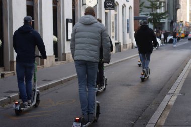 Motosikletli adamlar