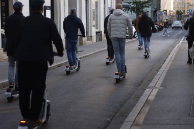 Motosikletli adamlar