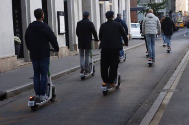 Motosikletli adamlar