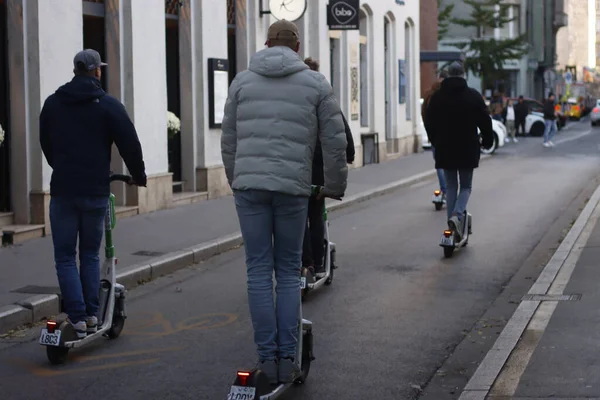 Motosikletli adamlar